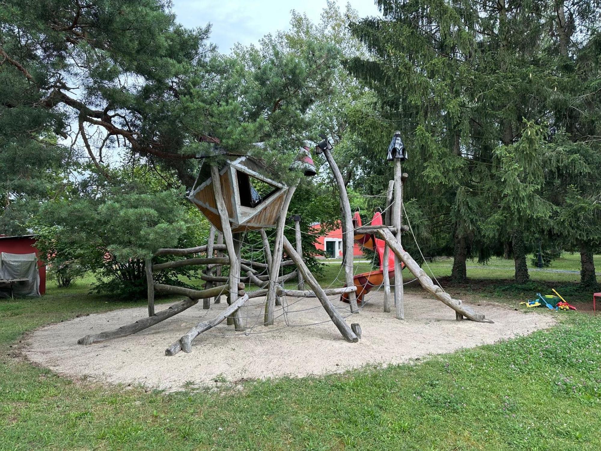 Bed & Breakfast Am Waldguertel Forst  Bagian luar foto