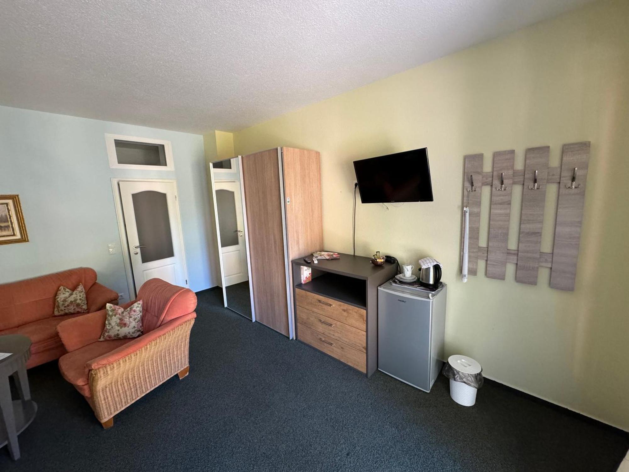 Bed & Breakfast Am Waldguertel Forst  Bagian luar foto