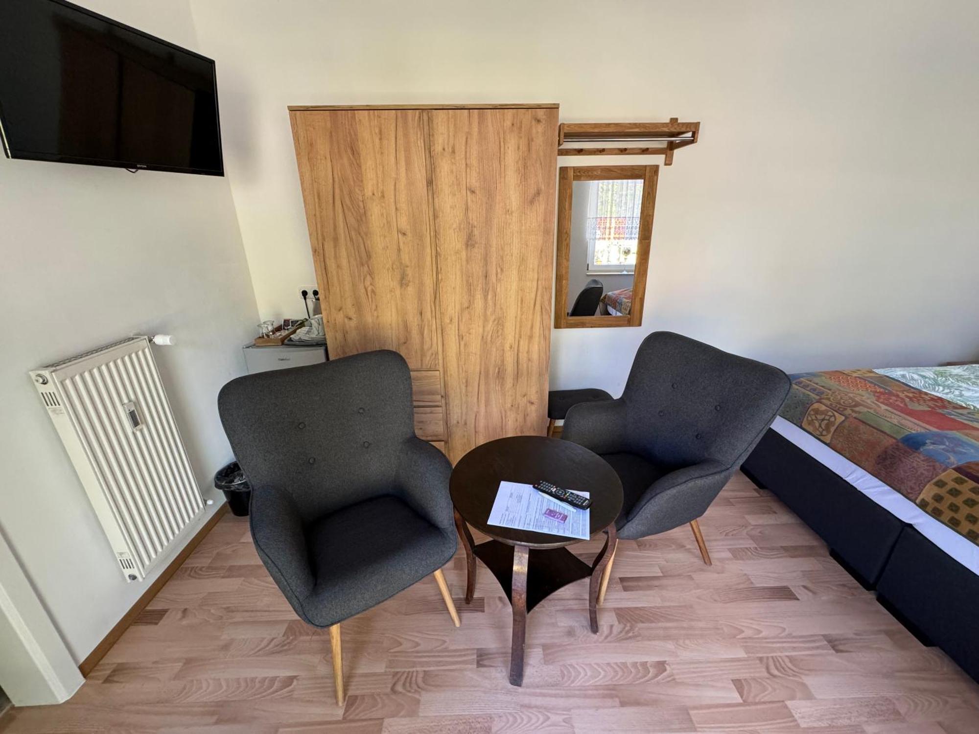 Bed & Breakfast Am Waldguertel Forst  Bagian luar foto