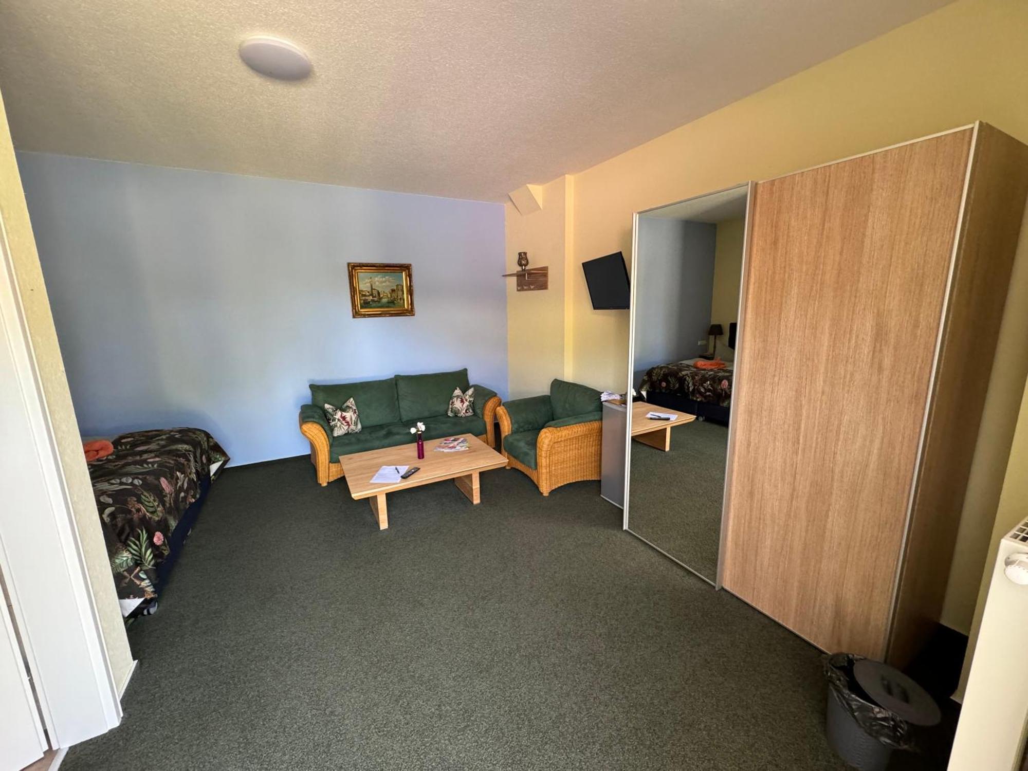 Bed & Breakfast Am Waldguertel Forst  Bagian luar foto
