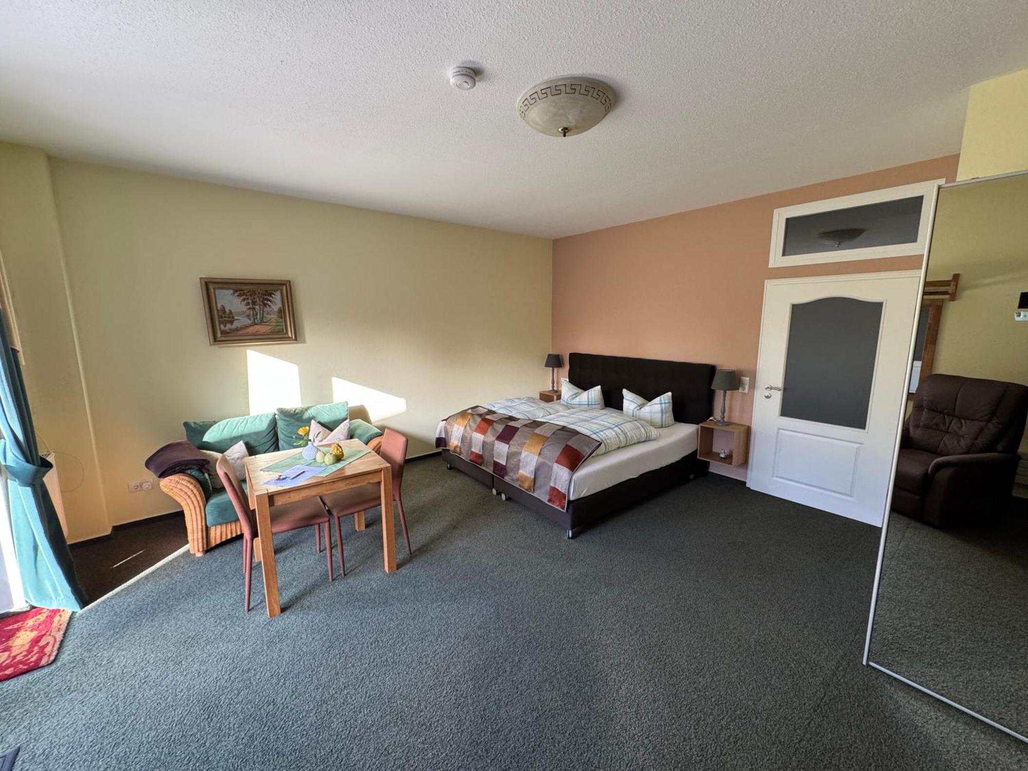 Bed & Breakfast Am Waldguertel Forst  Bagian luar foto
