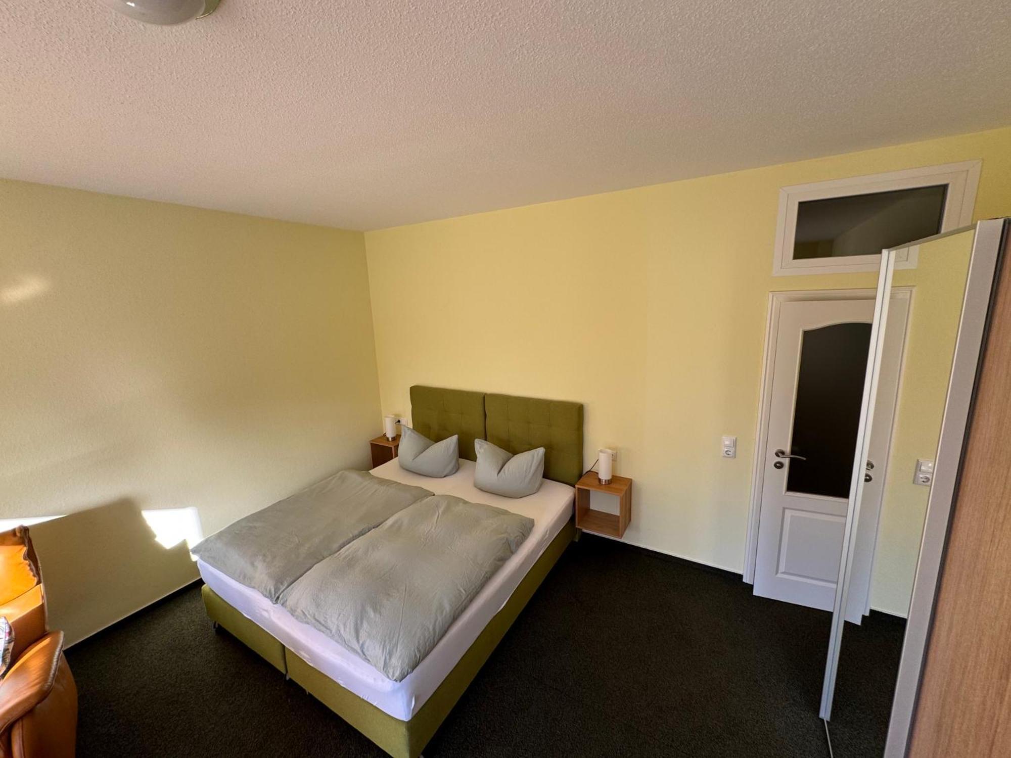 Bed & Breakfast Am Waldguertel Forst  Bagian luar foto